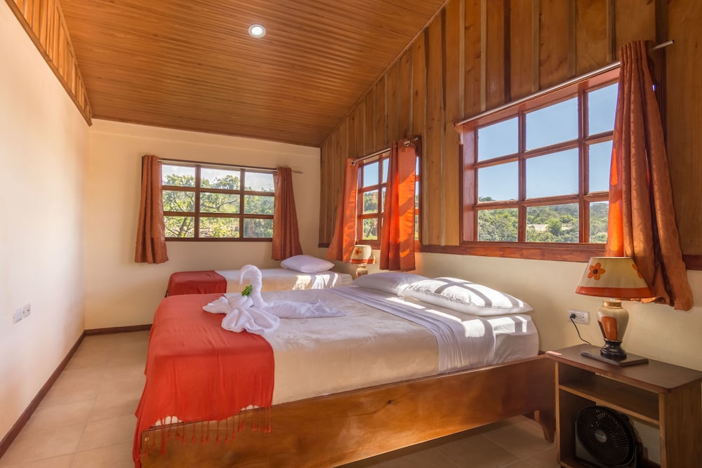 Standard Room, Multiple Beds, Non Smoking photo 3