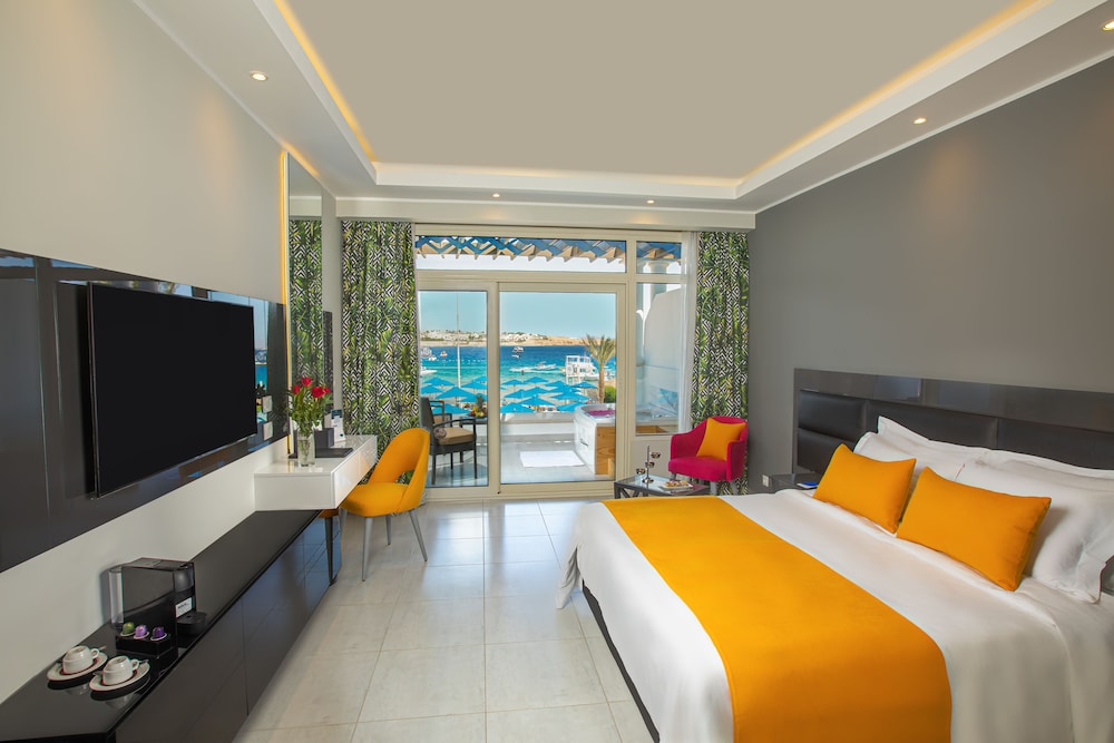 Deluxe Double Room, 1 King Bed, Beach View - Photo 1