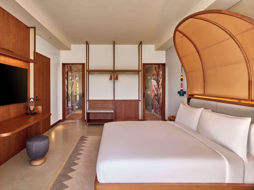 Suite, 1 King Bed, Balcony