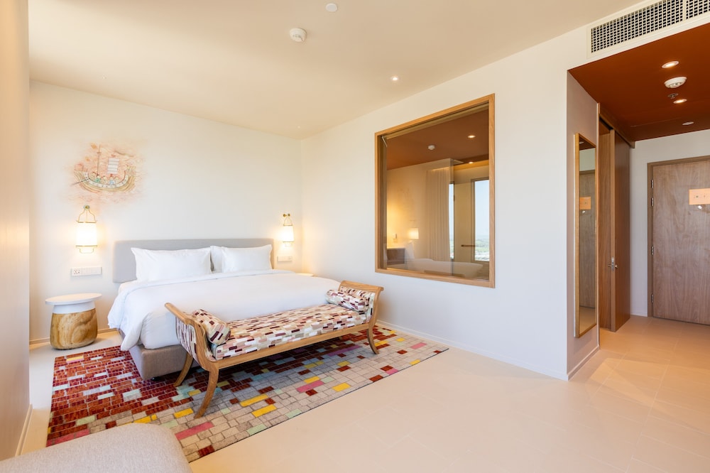 Junior Suite, 1 King Bed - Photo 9