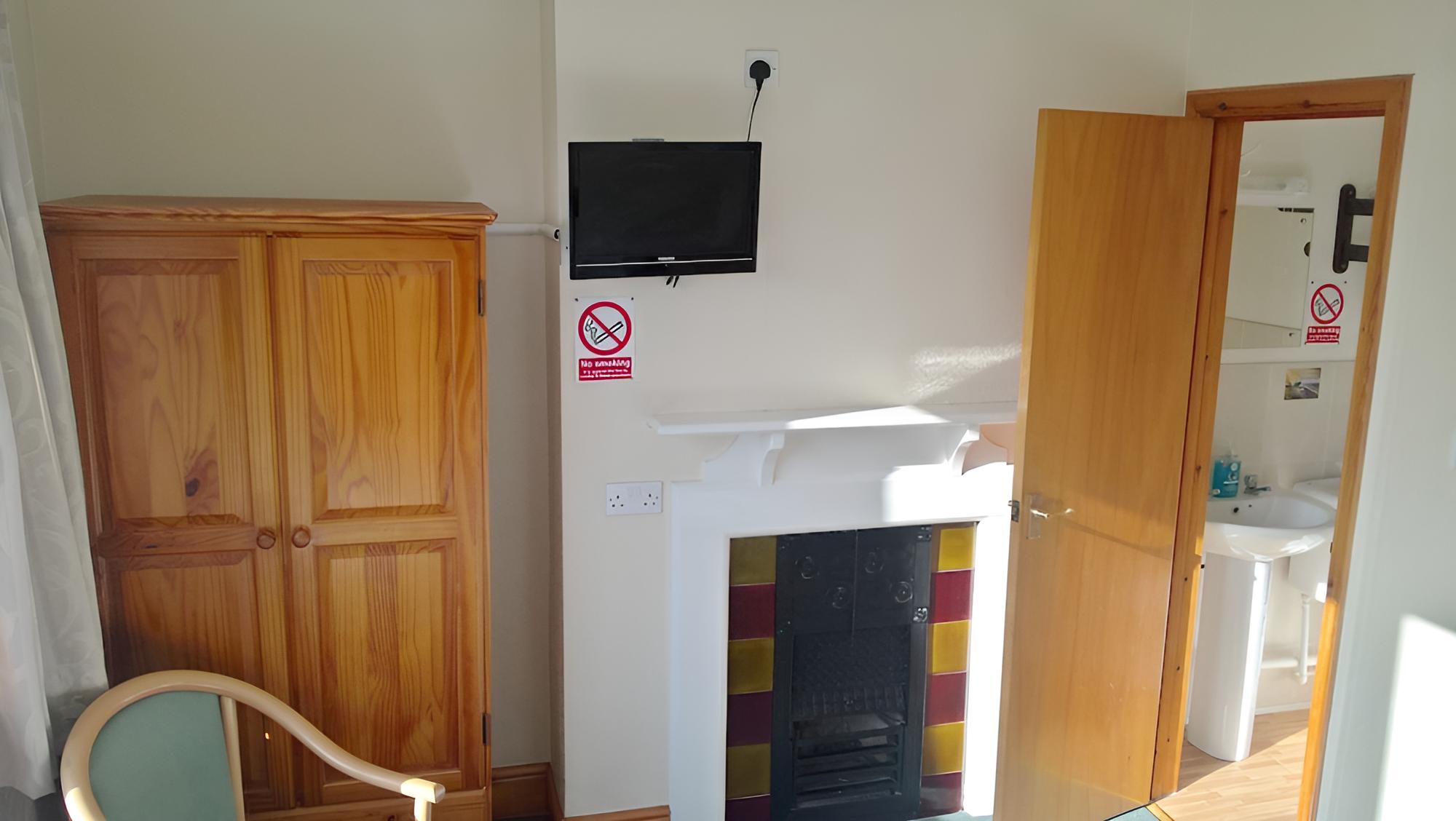 Traditional Twin Room, Ensuite photo 3