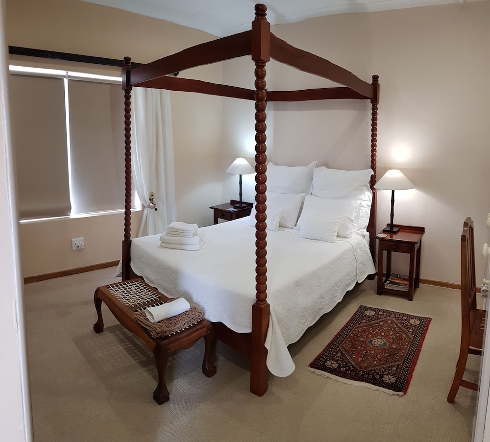 At 29 Columba Queen Room 1