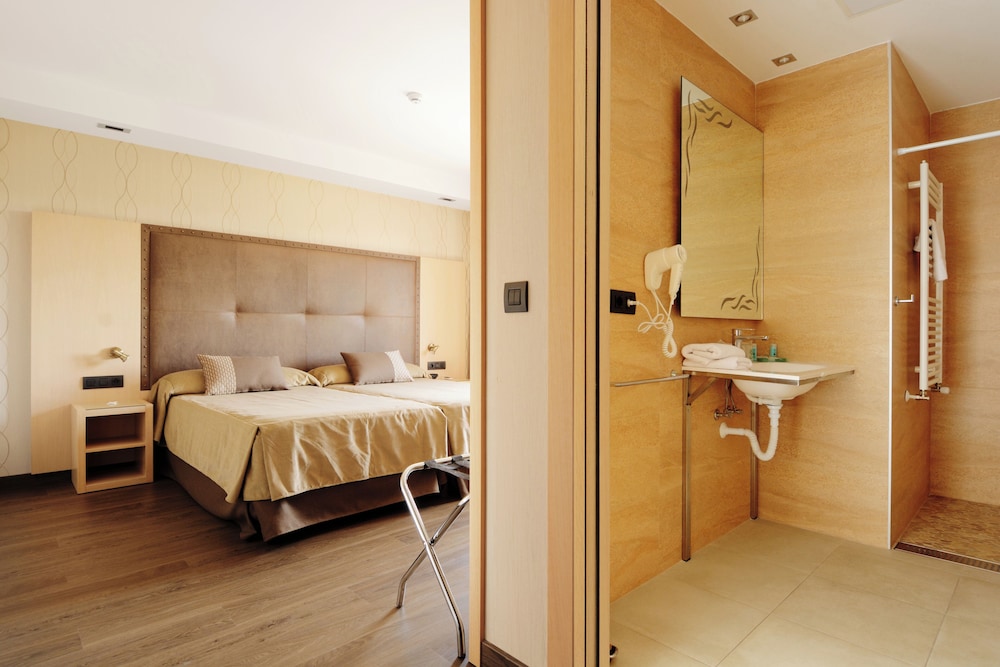 Double or Twin Room - Photo 2
