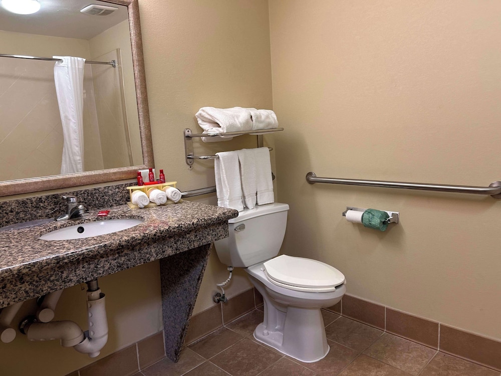Suite, 1 King Bed, Accessible, Jetted Tub photo 3