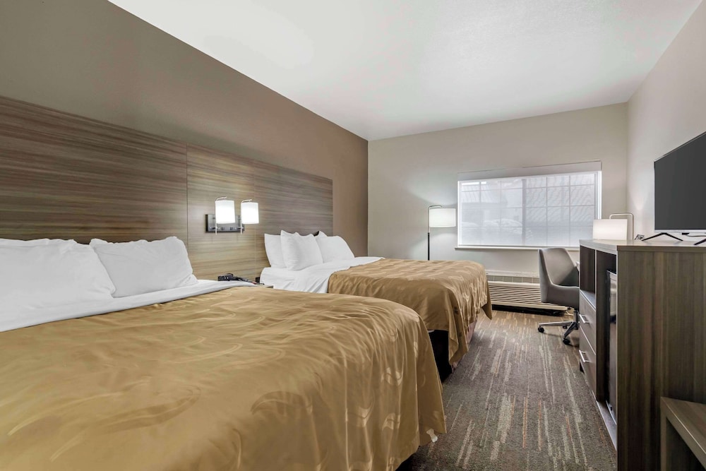 Standard Room, Multiple Beds, Non Smoking (1 King, 2 Queens) - Photo 5