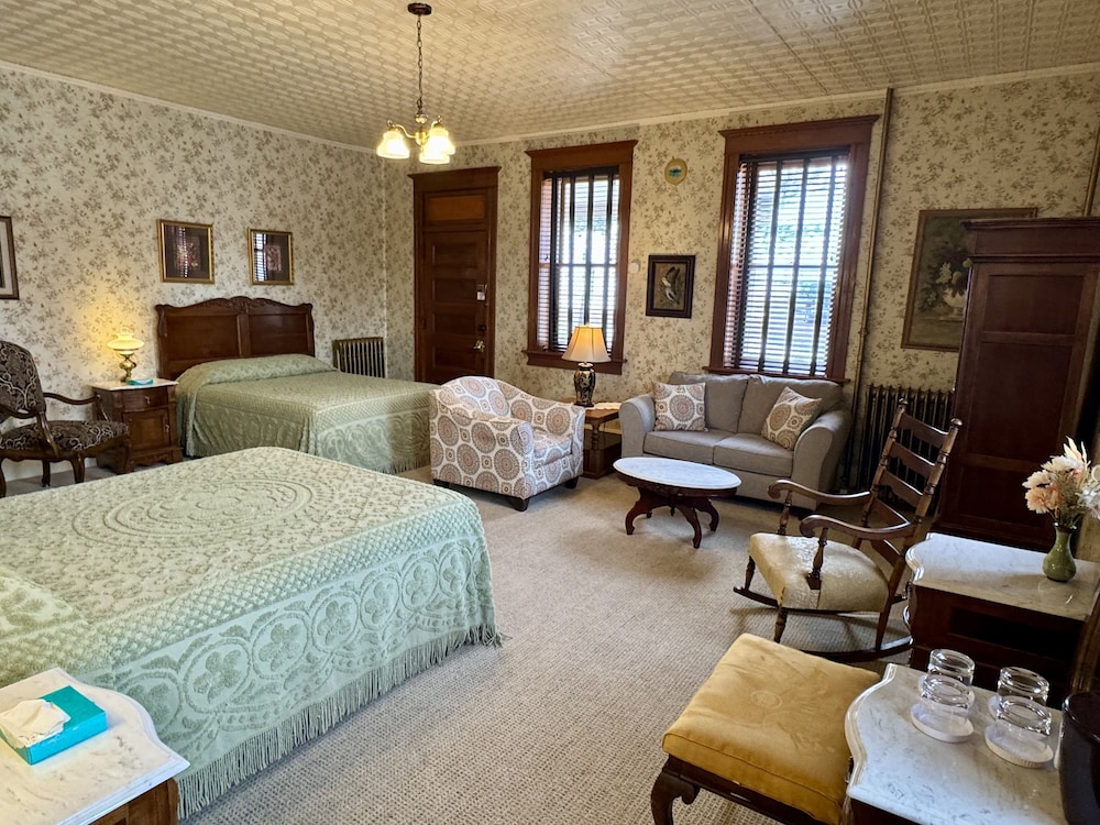 Outpatient, 2 Queen Beds (First Floor) photo 2