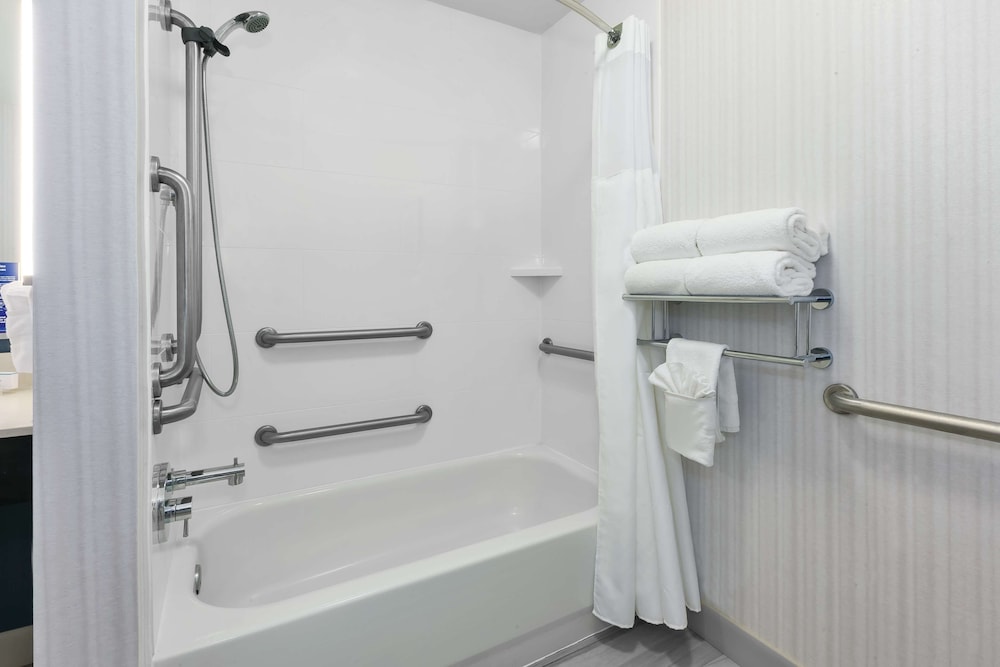 2 Queen Mobility/Hearing Accessible with Tub - Photo 5