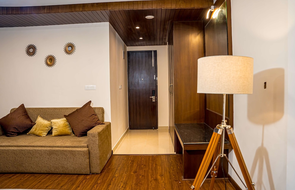 Premium Room, 1 King Bed, Non Smoking, Mountain View - Photo 2