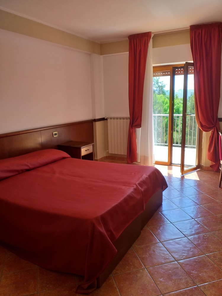 Basic Double Or Twin Room, Mountain View photo 3