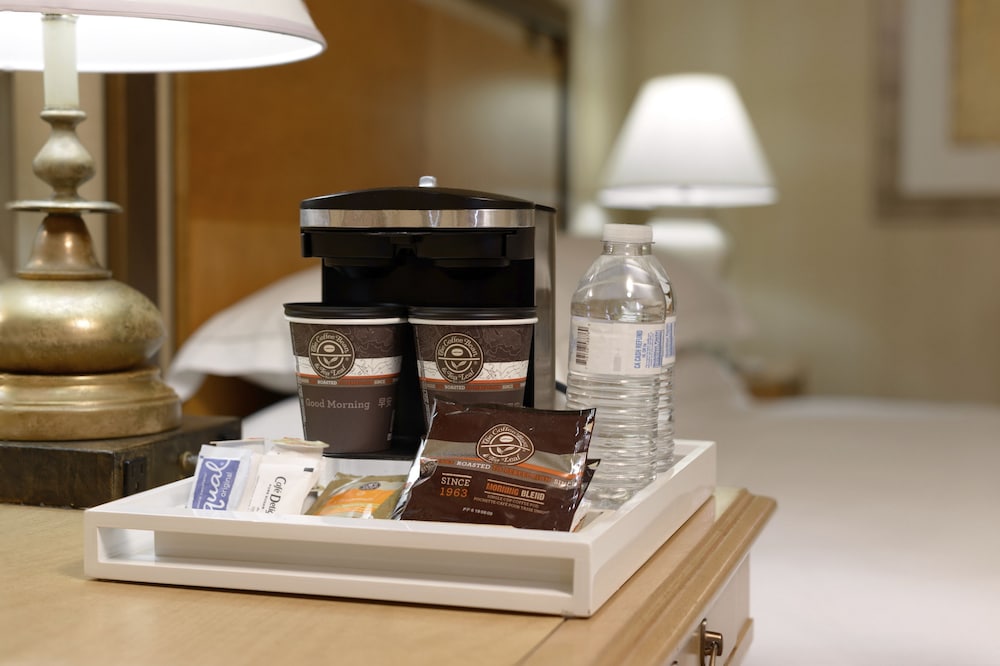 Suite, 1 King Bed with Sofa bed, Accessible, Bathtub (One Bedroom, Mobility Accessible) photo 3