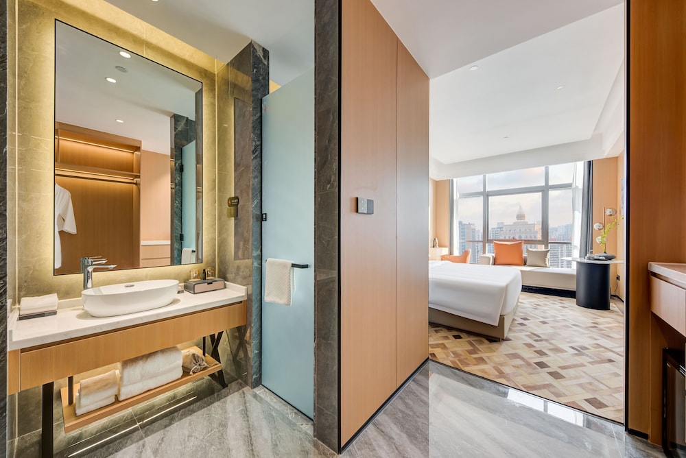 Deluxe King Bed Room photo 3