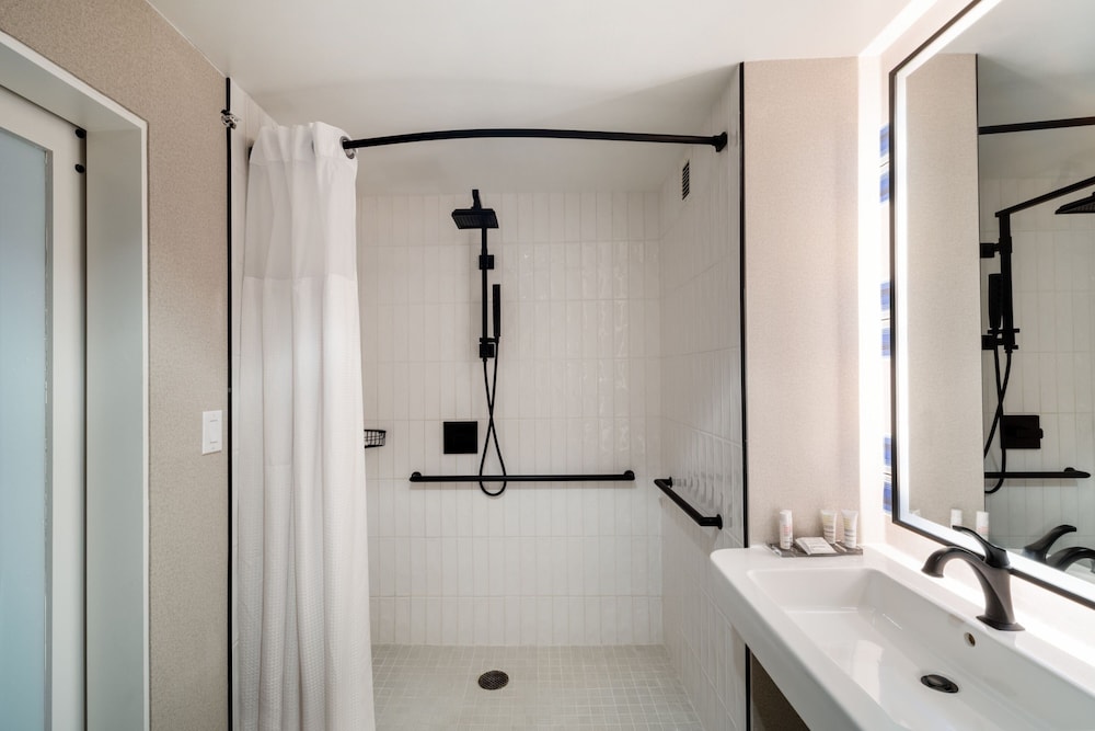 Room, 1 King Bed (Mobility Accessible, Roll-In Shower) thumbnail 6
