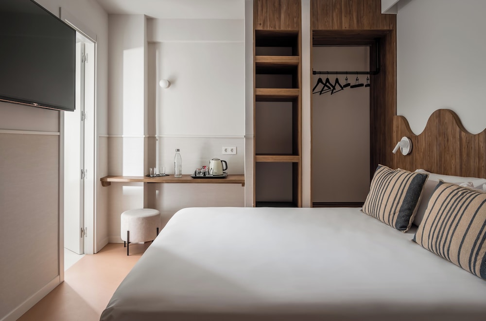 Standard Double Room, Balcony - Photo 6