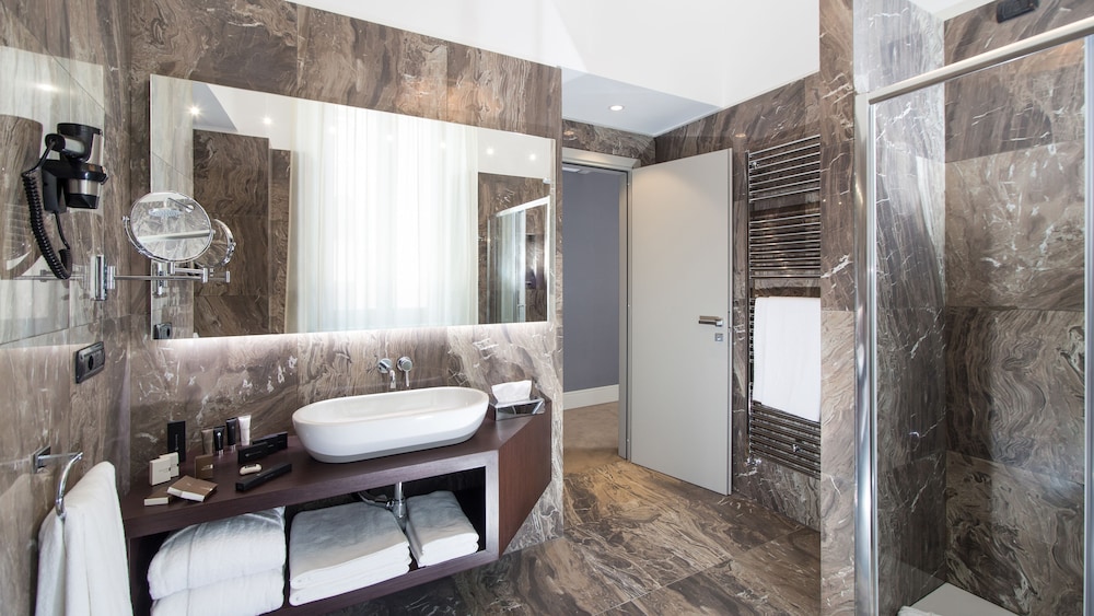 Available room thumbnail 5