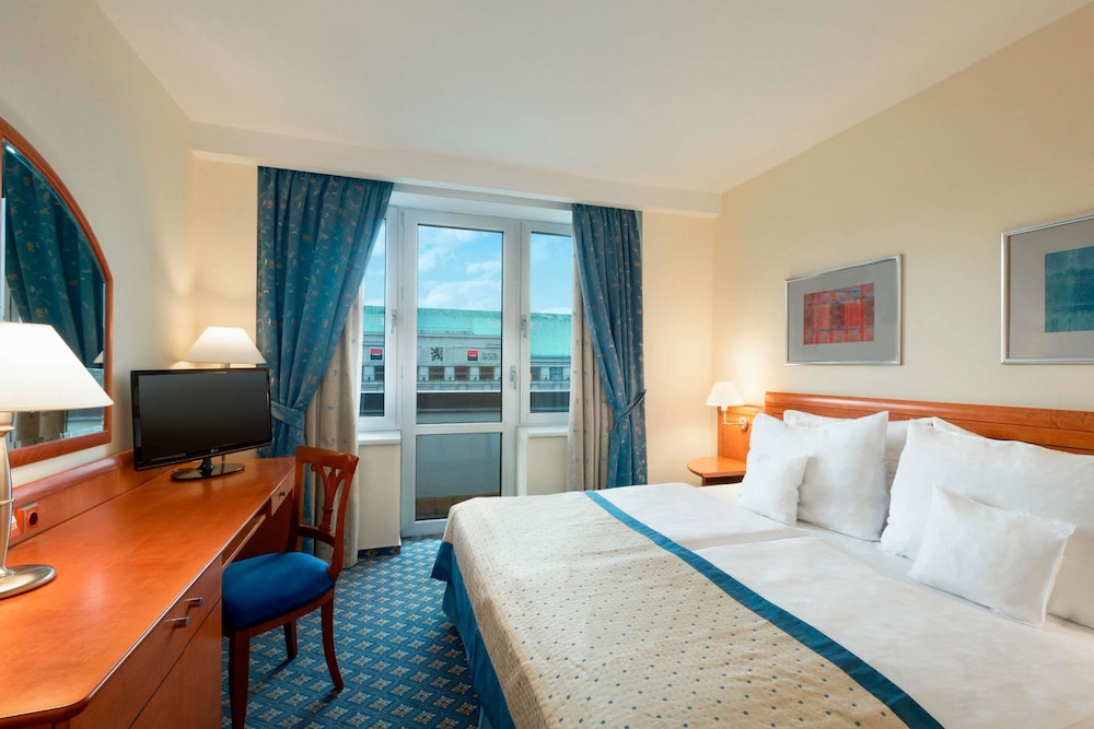 Business Room, 1 King Bed, Non Smoking - Photo 2