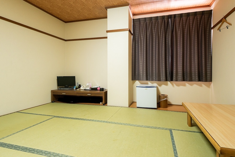 Japanese Room with Shared Bathroom - Twin, Smoking
