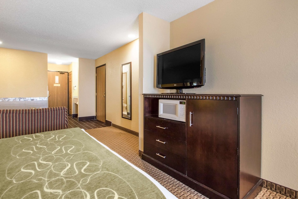 Suite, Multiple Beds, Non Smoking, Hot Tub (2 Queen, 2 Person Sofa Bed) - Photo 1
