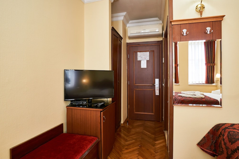 Superior Triple Room photo 3