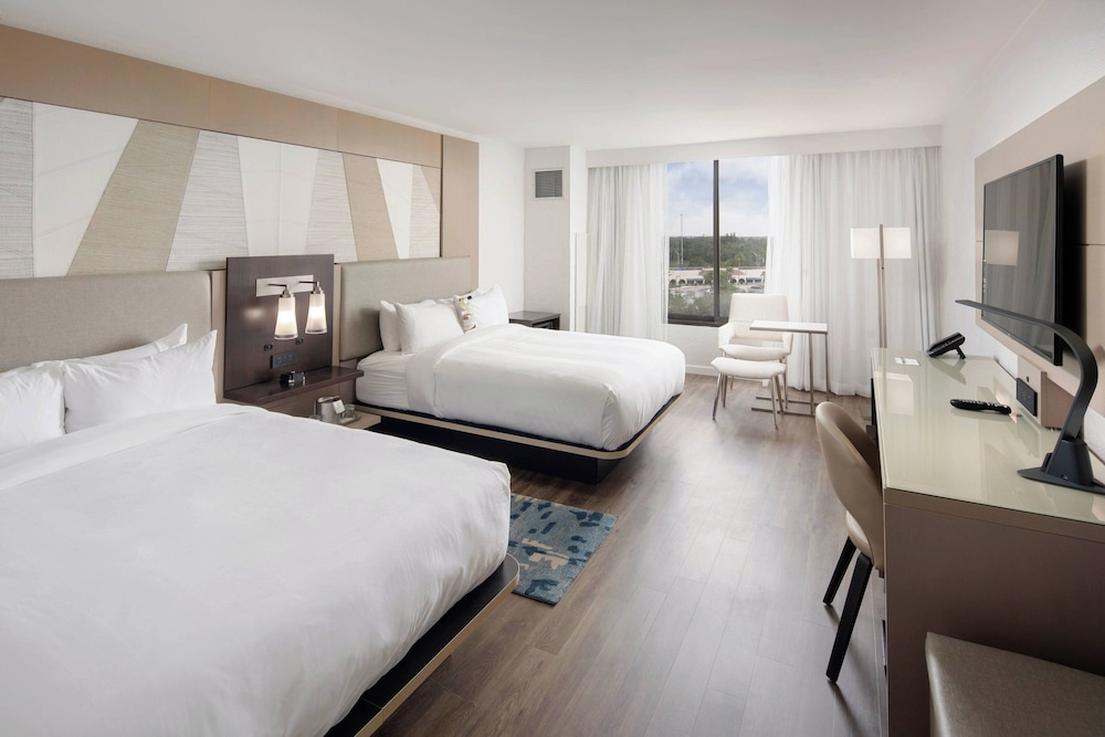 Deluxe Room, Multiple Beds - Photo 4