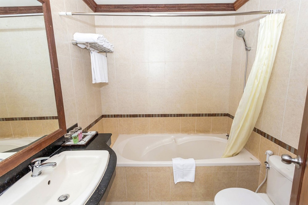 Deluxe Triple Room with Balcony - Photo 4