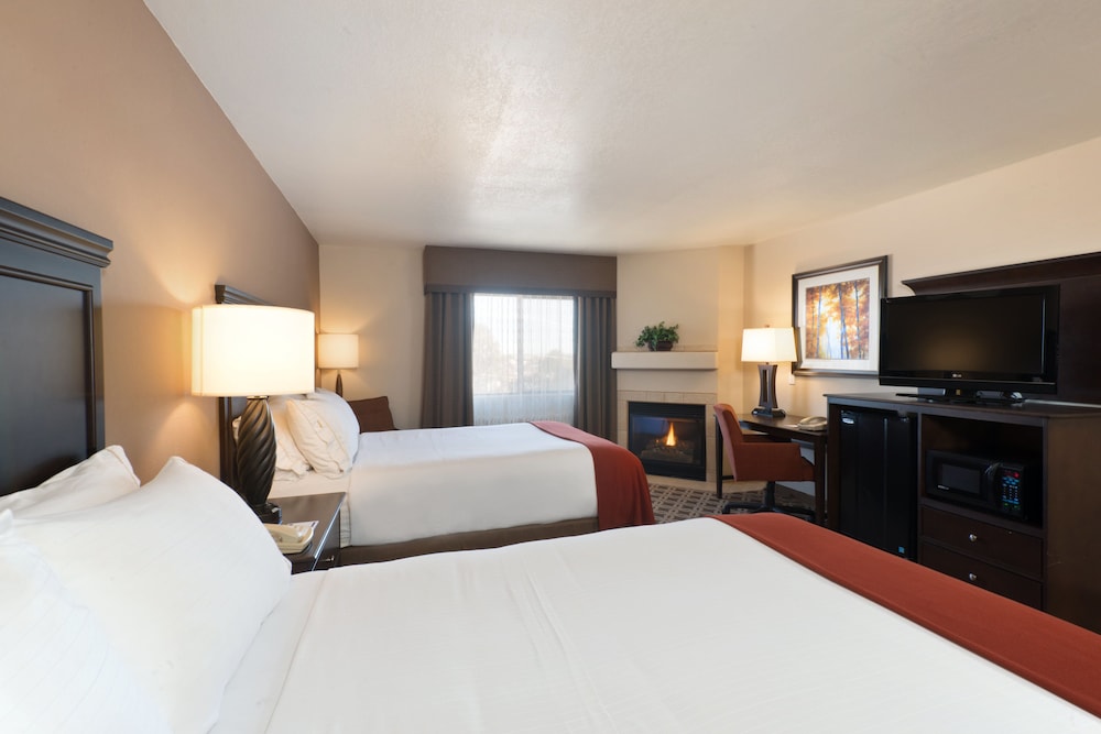 Standard Room, 2 Queen Beds, Fireplace - Photo 1