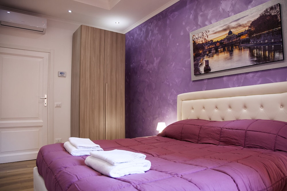 Violet Room - private bathroom not in room