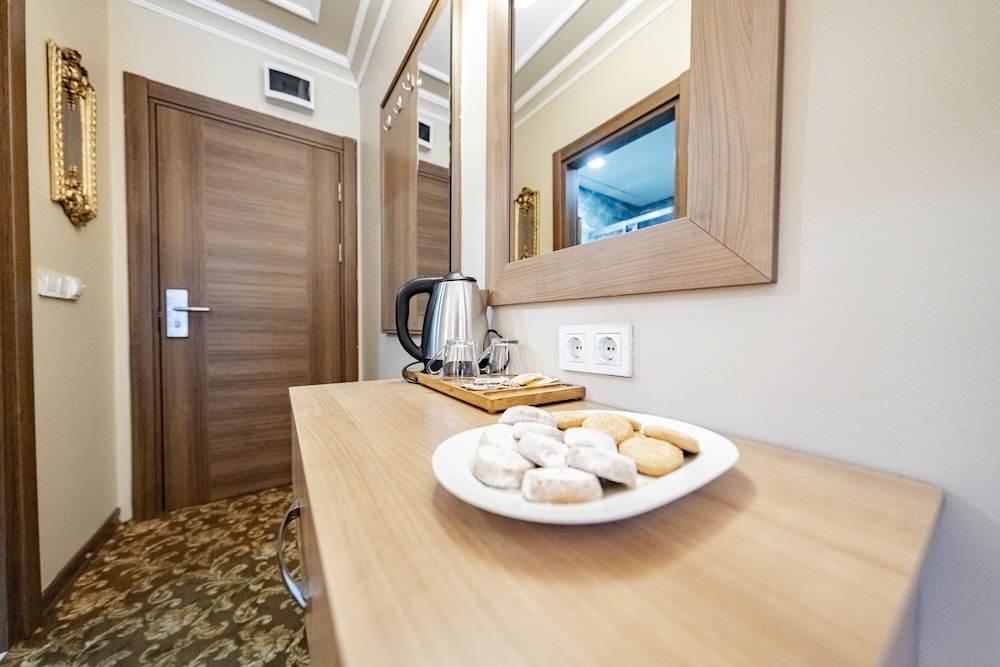 Standard Room with City View and French Balcony (Twin Bed) - Photo 8