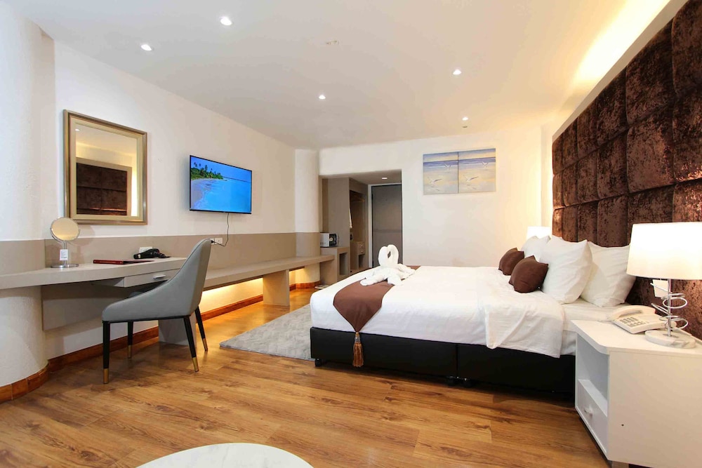 Deluxe Double Room - Photo 16