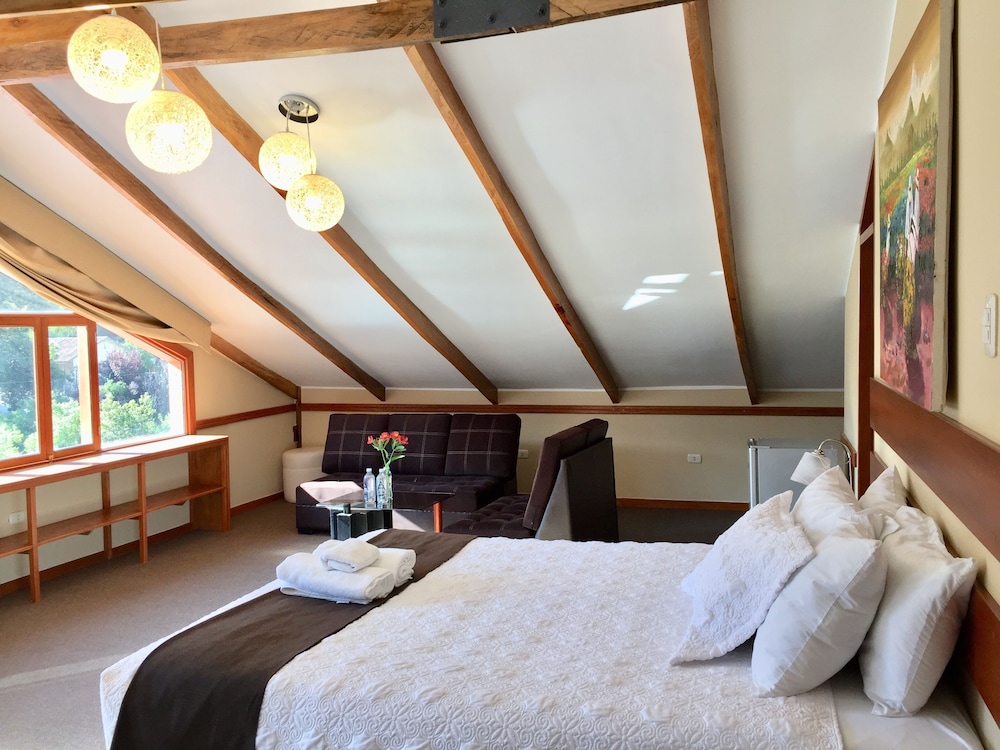 Exclusive Suite, Jetted Tub, Mountain View photo 3