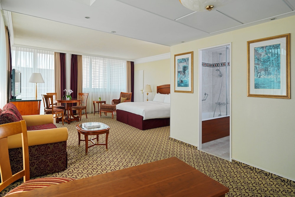 Studio Suite, 1 King Bed with Sofa bed, City View, Corner (Corner) - Photo 1