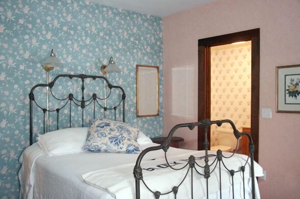 Classic Room, 1 Queen Bed, Private Bathroom photo 3