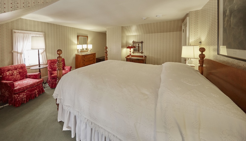 Village House Queen Room photo 3