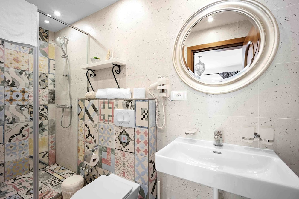 Senior Double Room, 1 Queen Bed, Garden View photo 3