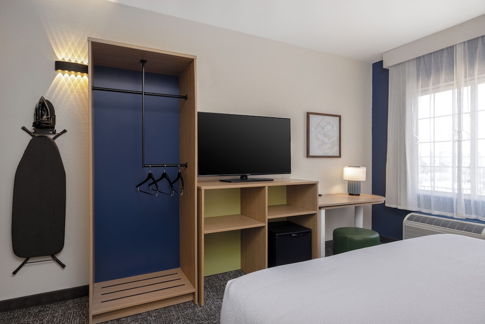 Room, 1 King Bed, Accessible (Mobility & Hearing, Roll-in Shower) photo 3