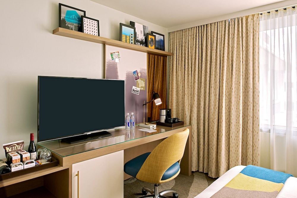 Premier Room, 1 King Bed (City) - Photo 2