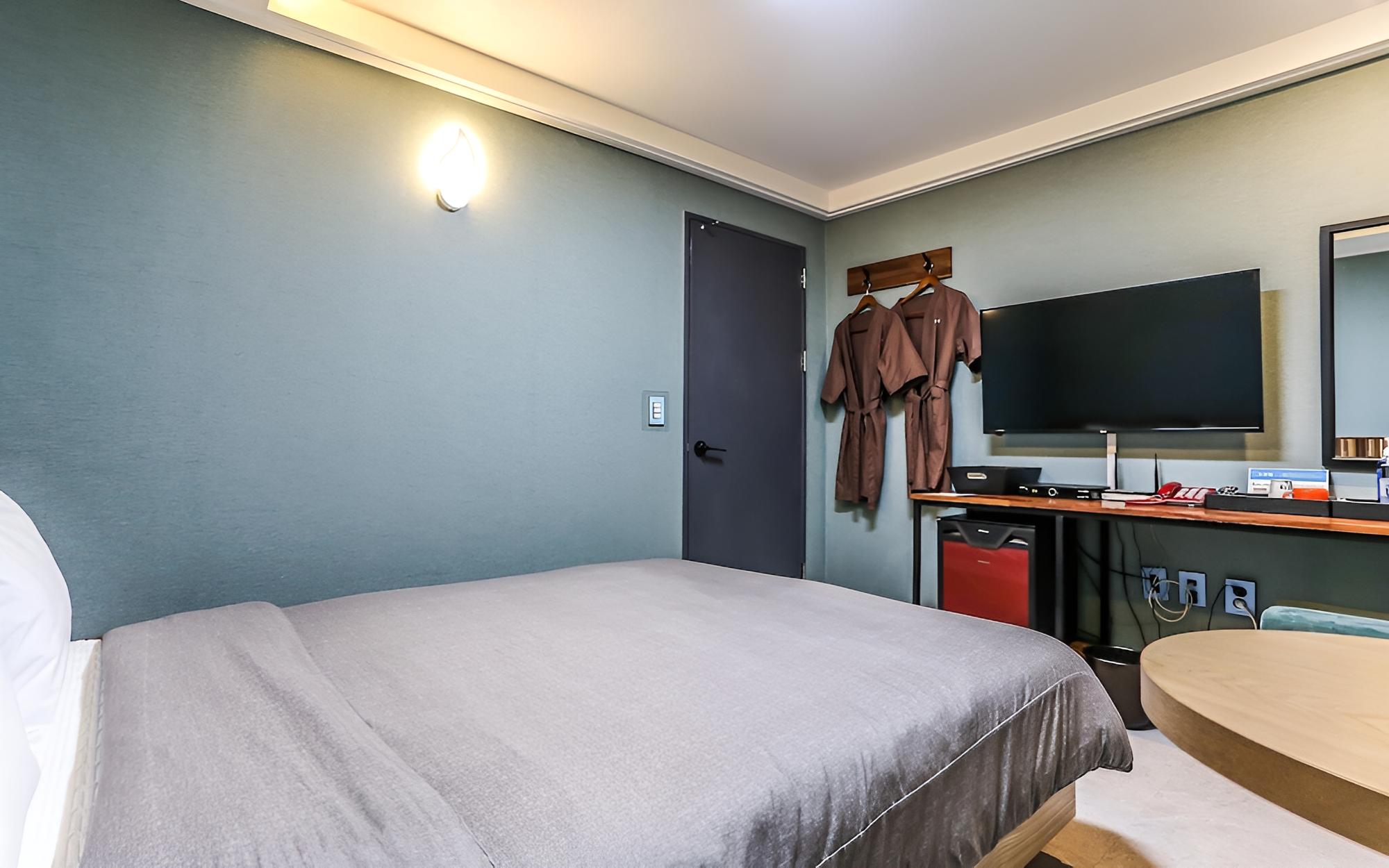 Room (Standard Room B) - Photo 5