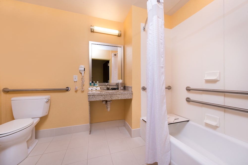 Suite, 1 King Bed, Accessible Bathtub (Communications) - Photo 3