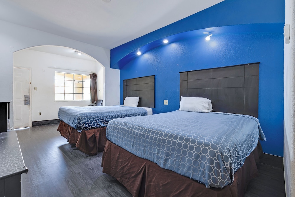 2 Queen Beds Smoking with Kitchenette - Photo 1