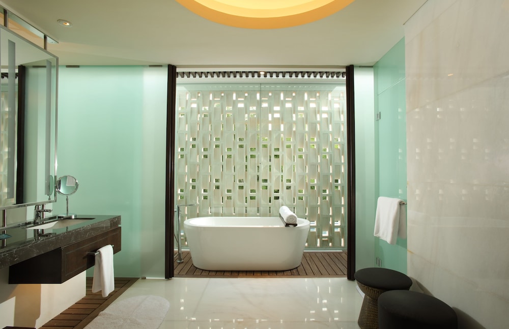 Deluxe Room With Pool Access thumbnail 6
