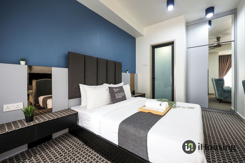 Royal Studio Suite, 1 Double Bed, Pool Access, City View photo 3