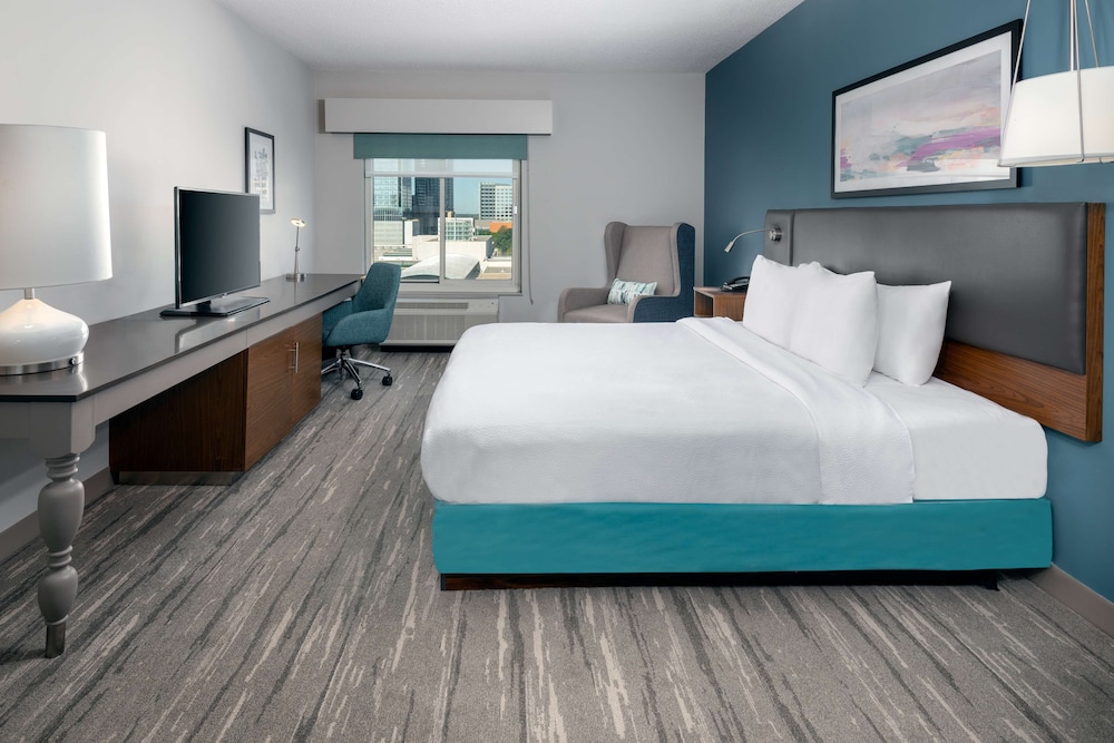 Room, 1 King Bed, Accessible - Photo 2