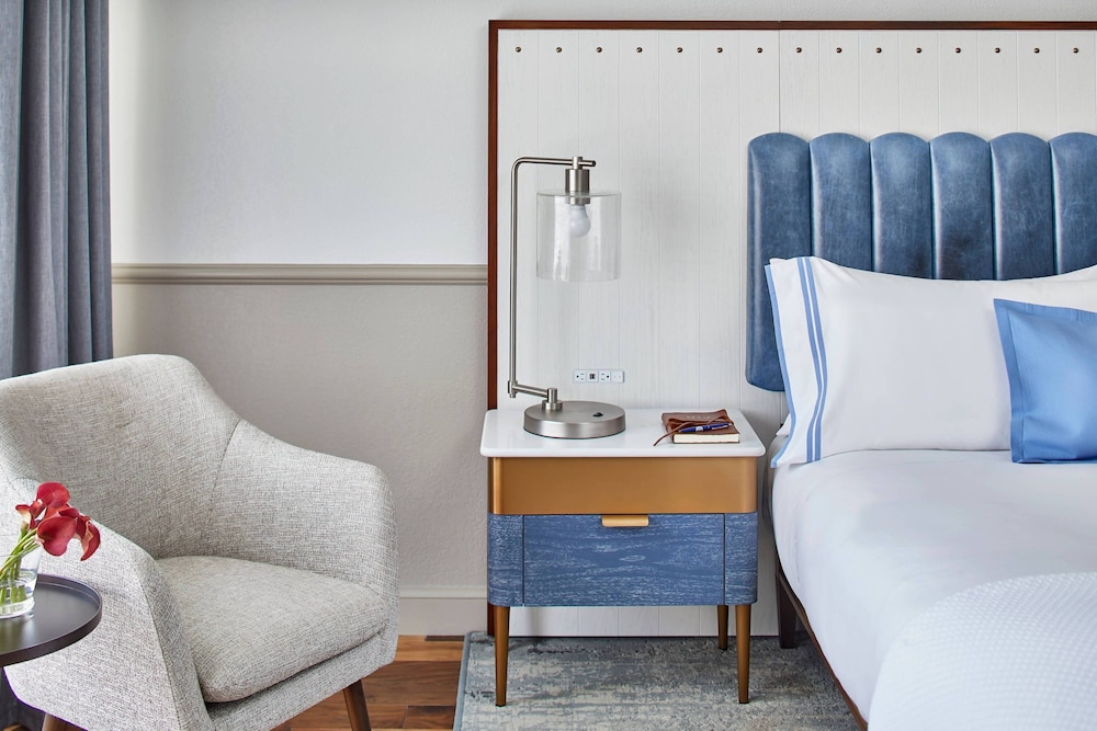 Deluxe Room, 1 King Bed (Mobility Accessible, Tub) - Photo 2