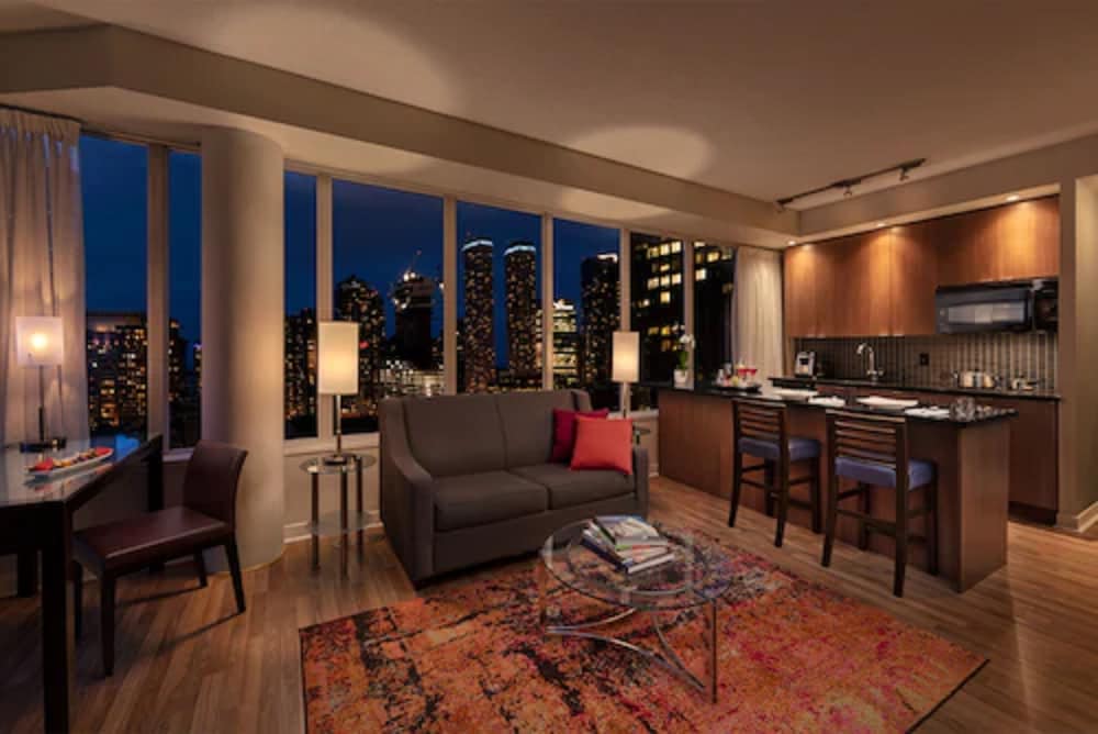 Executive View Suite - Photo 1