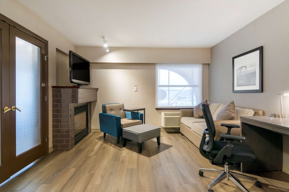 Suite, 1 King Bed, Jetted Tub, Mountain View (with Sofabed) - Photo 3