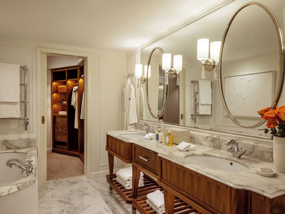 Signature Suite - Photo 9