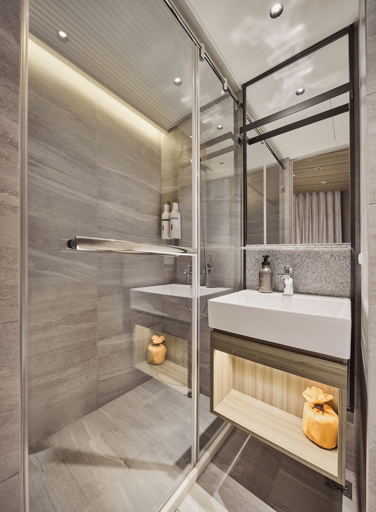 Standard Twin Room thumbnail 6