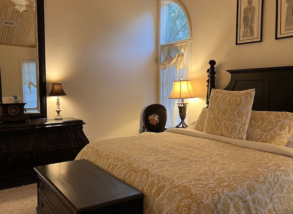 Black Room, Deluxe King Suite, Garden View, Private Bath, Bikes Included photo 3
