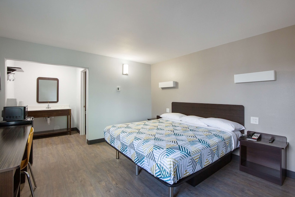 Standard Room, 1 King Bed, Non Smoking - Photo 1