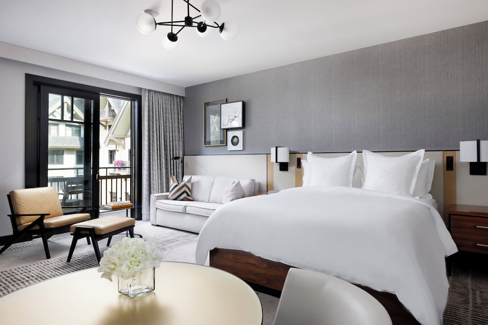 Premier Room, 1 King Bed - Photo 3