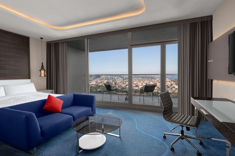 Executive Guest room, Club lounge access, 1 King, Bosphorus view, Balcony thumbnail 5
